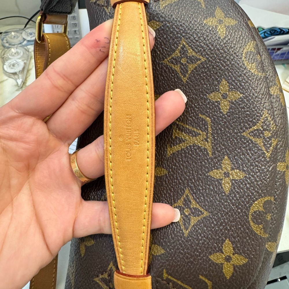 Louis Vuitton Monogram bumbag - Picture 6 of 15